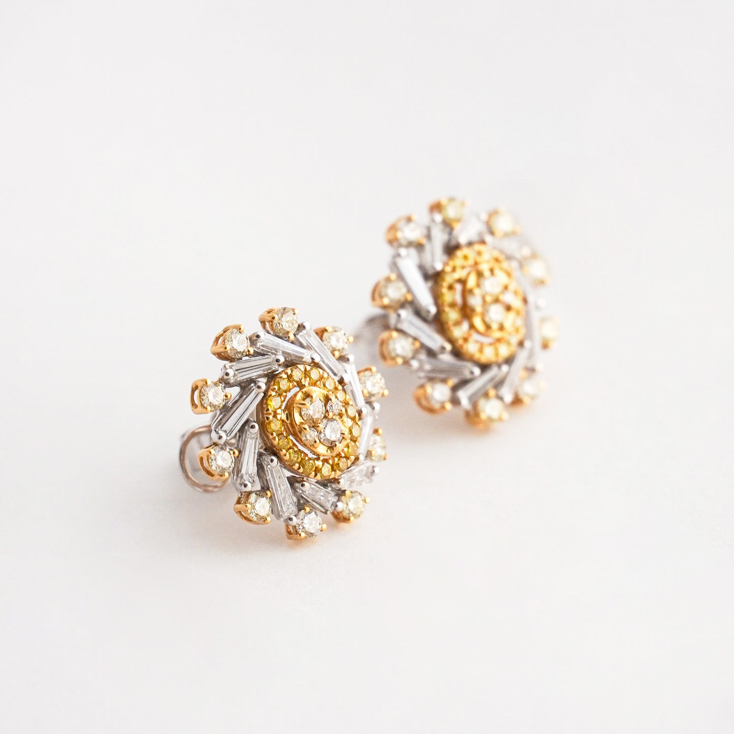 Aretes Oval Espiral Bicolor con Diamantes en Oro 18K