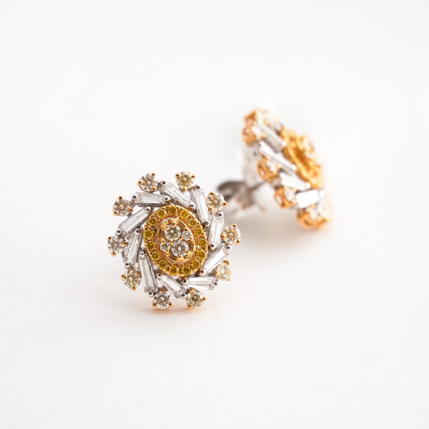 Aretes Oval Espiral Bicolor con Diamantes en Oro 18K