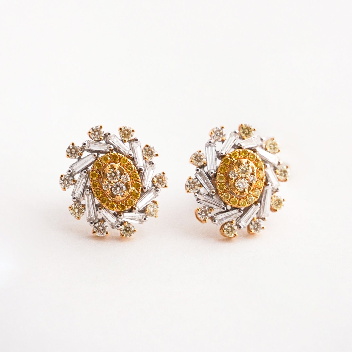 Aretes Oval Espiral Bicolor con Diamantes en Oro 18K