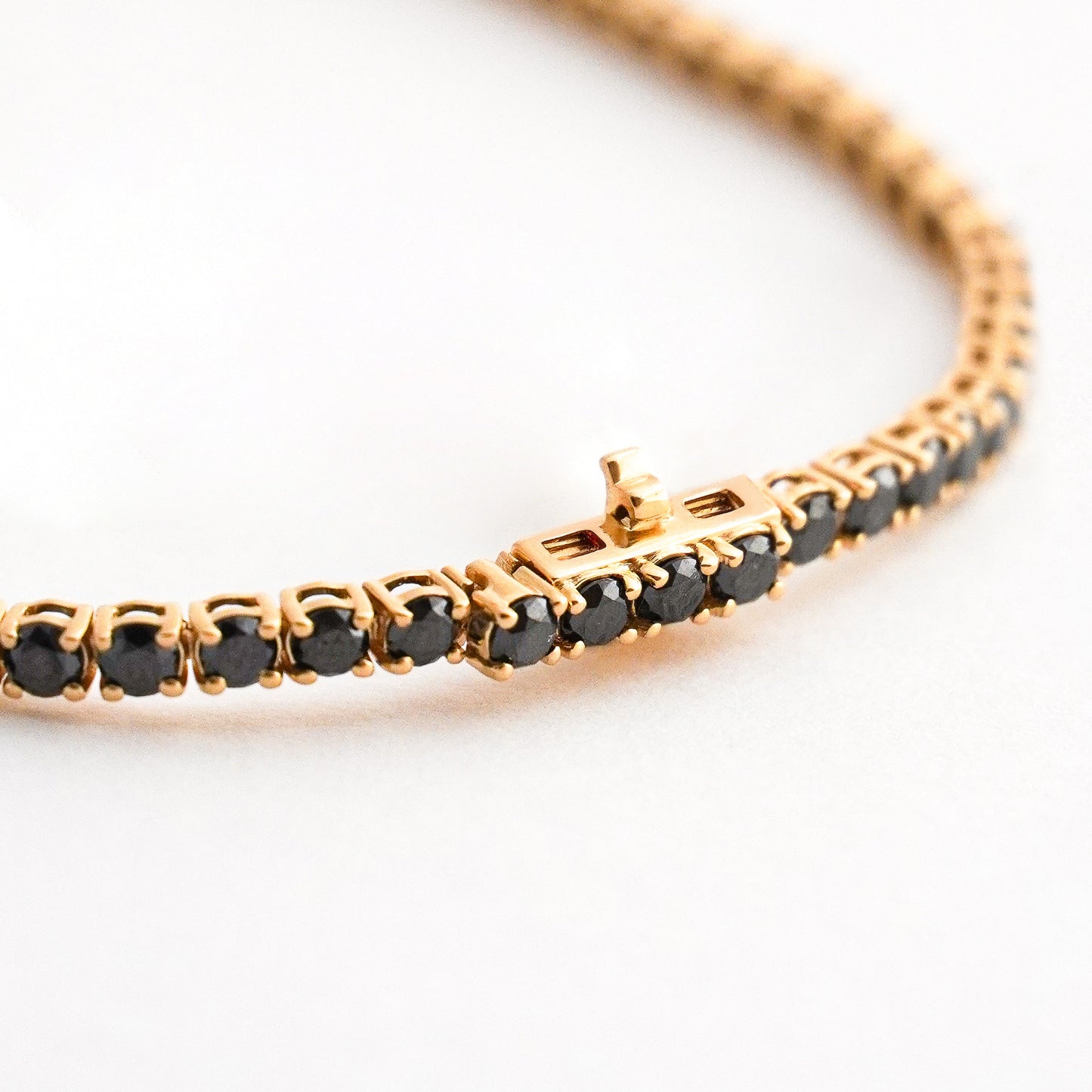 Pulsera Tennis en Oro Amarillo con Diamantes Negros en Oro 18K
