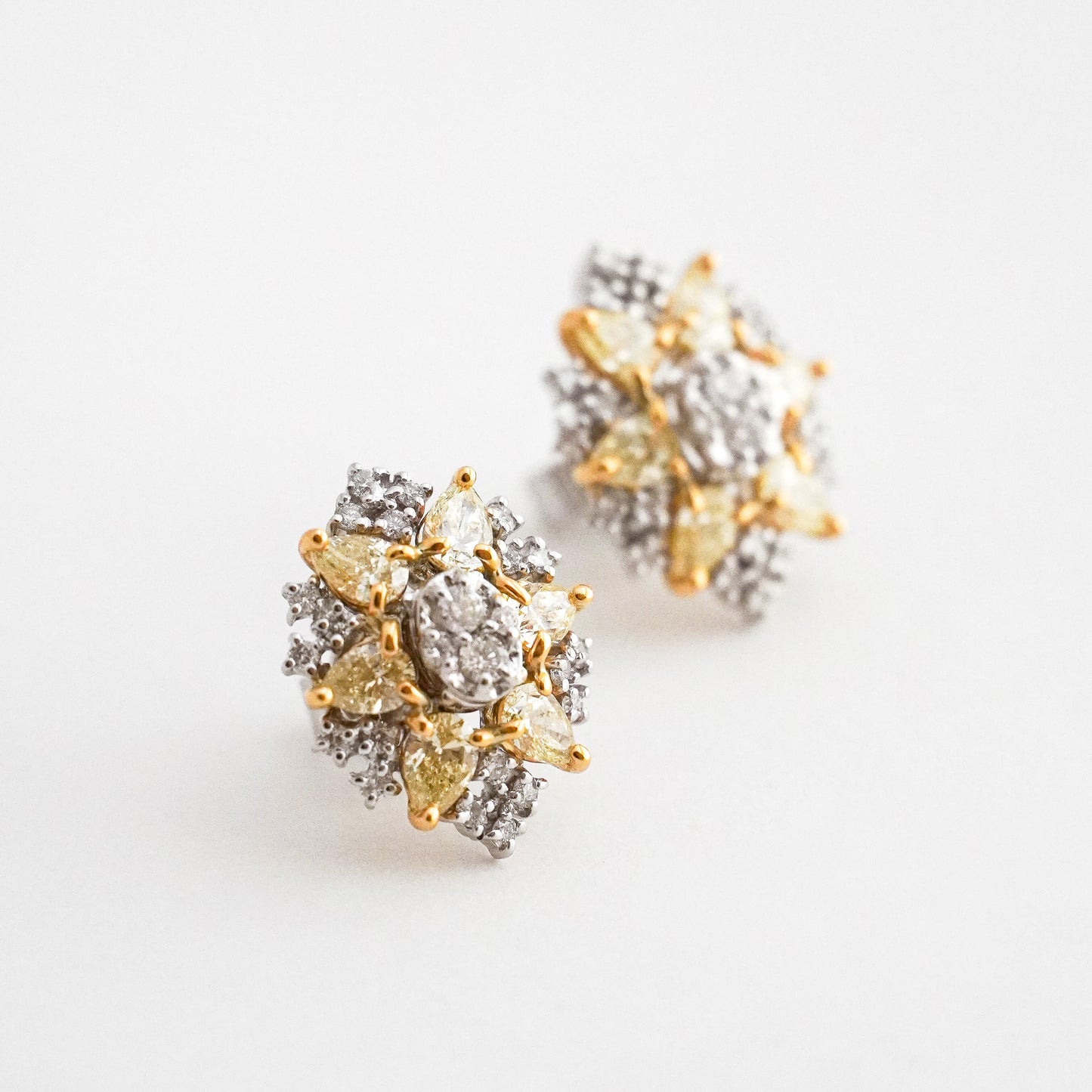 Aretes Cocktail Flor Bicolor con Diamantes en Oro 18K
