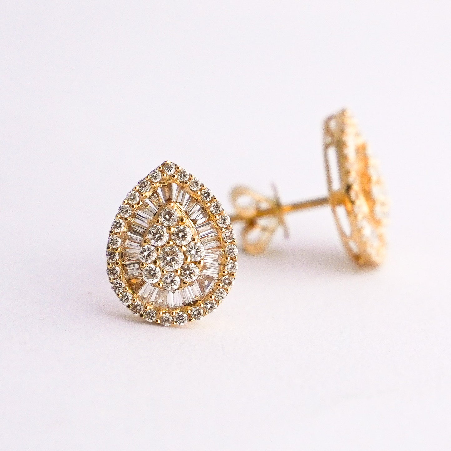 Aretes Pera Lumiere con diamantes en Oro18k