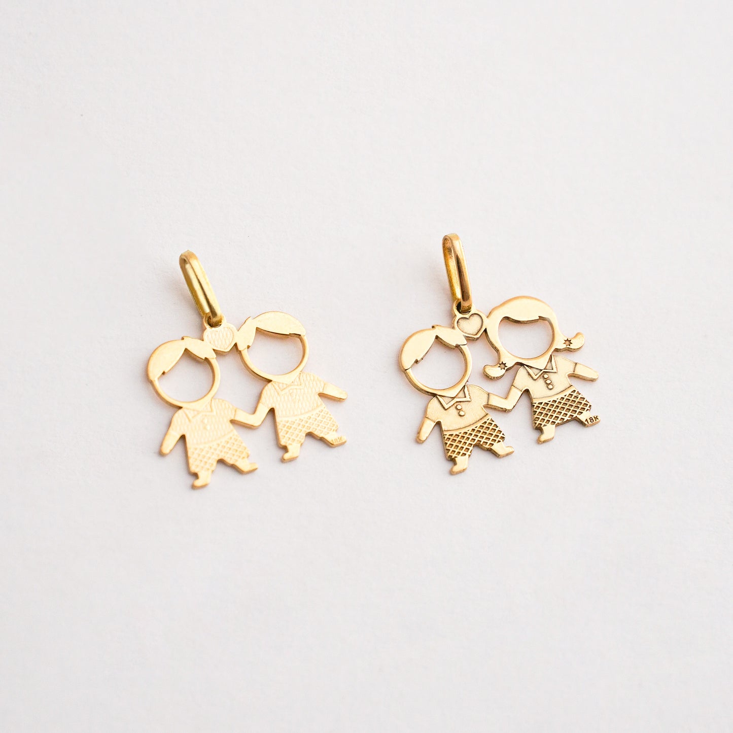 Dije de Niños Hermanos en Oro 18k