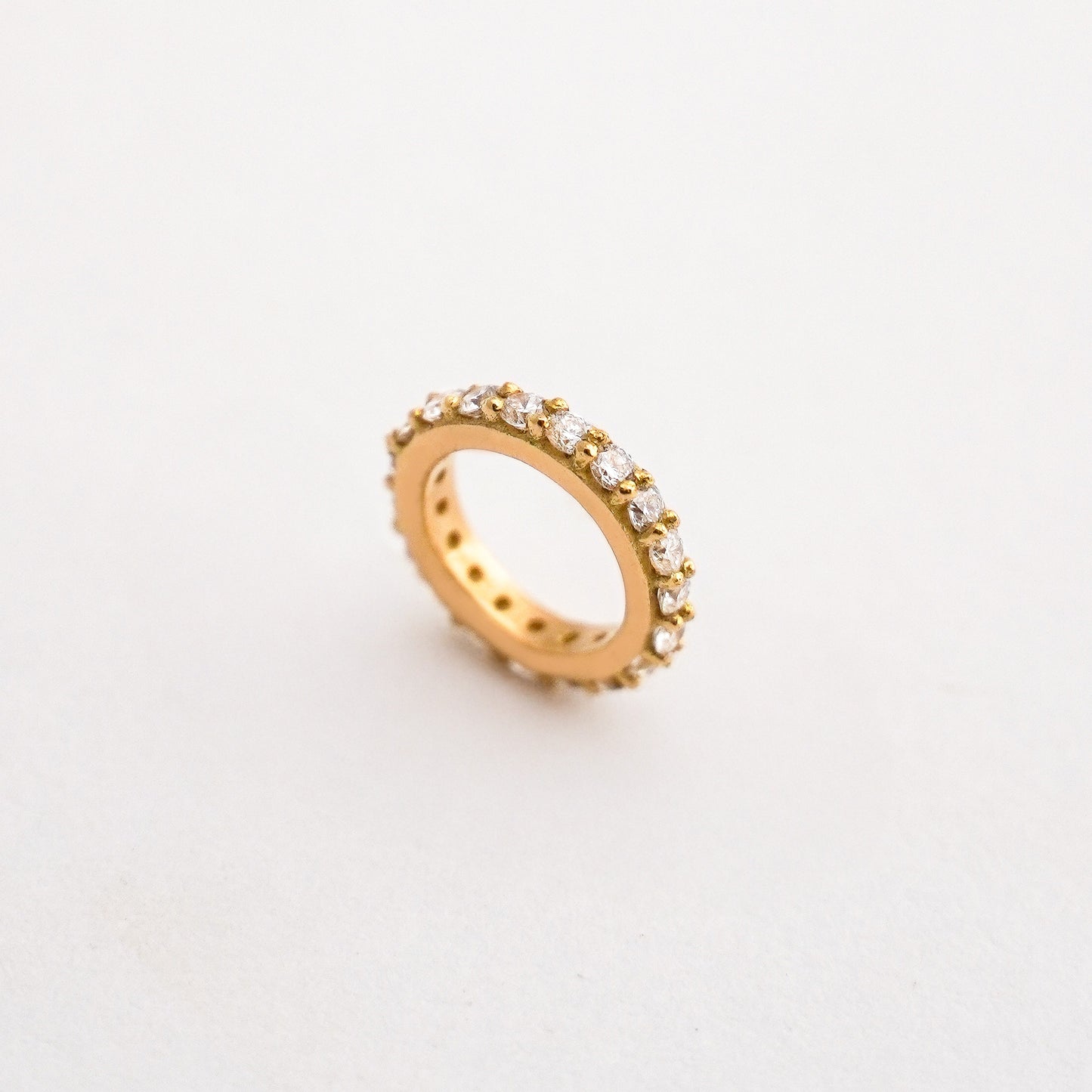 Dije Charm Dona con Diamantes en Oro 18k