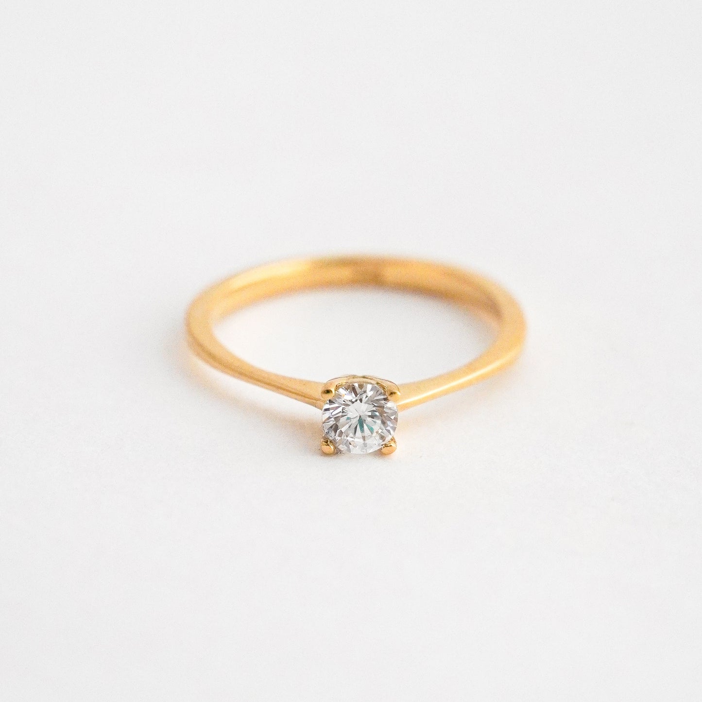 Anillo Solitario Clásico Degrade en Oro 18K