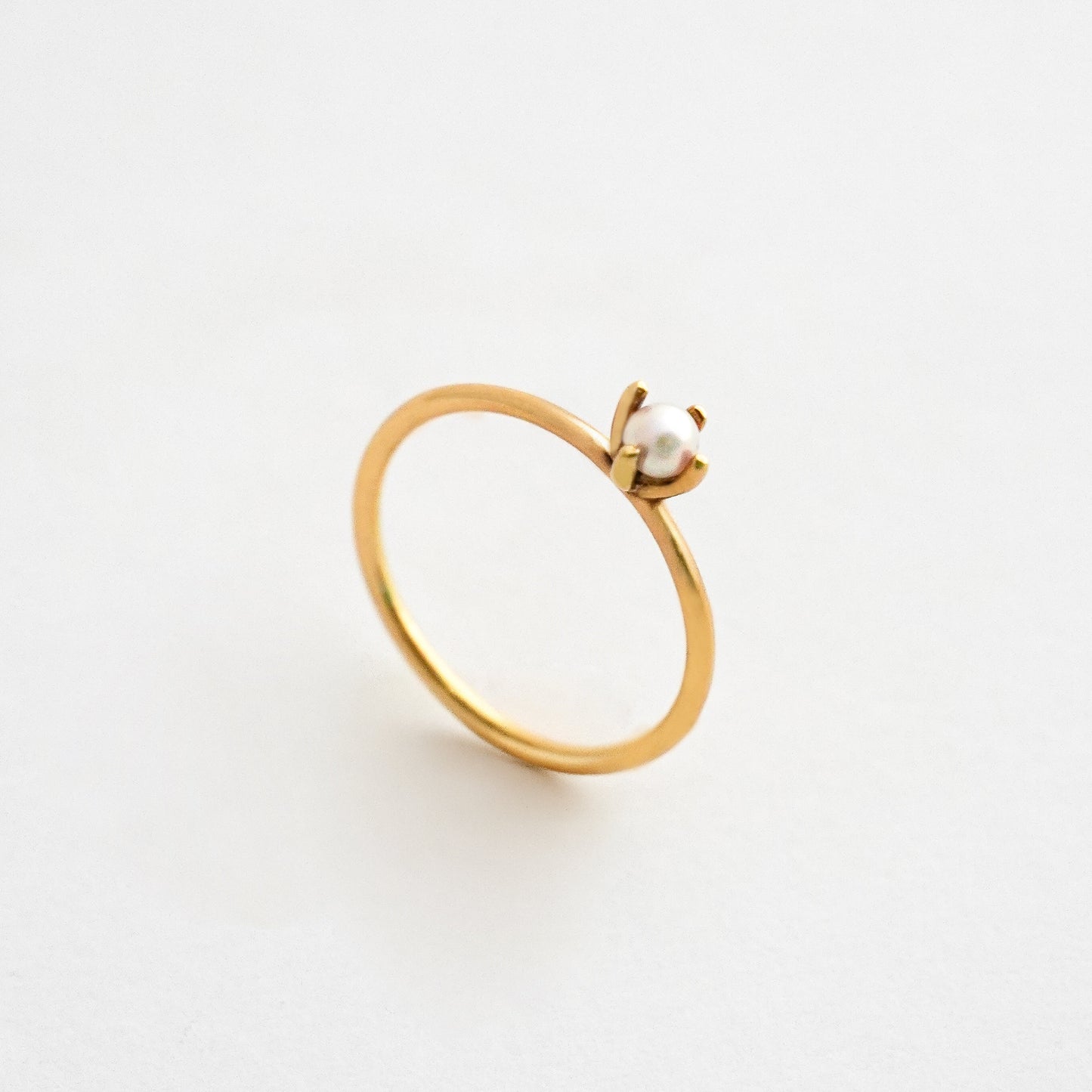 Anillo con Perla Cultivada 3 mm en Oro 18K