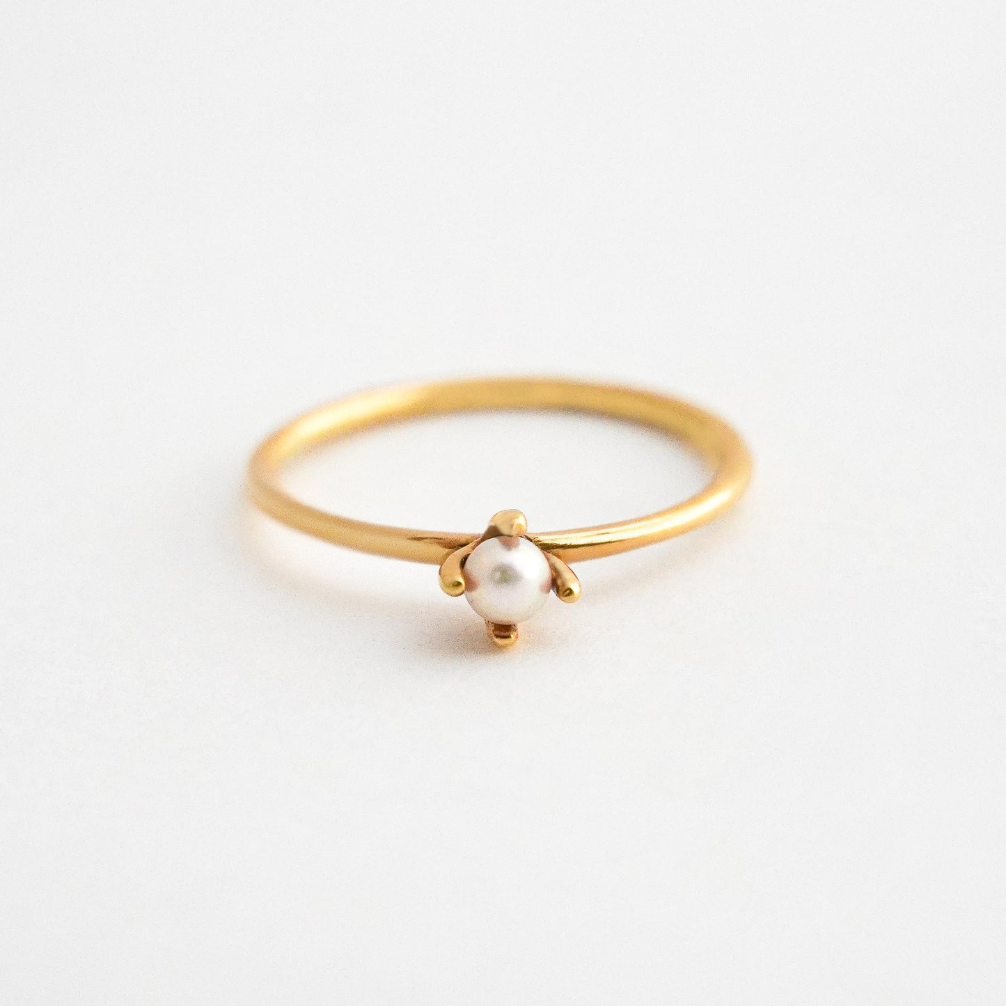 Anillo con Perla Cultivada 3 mm en Oro 18K