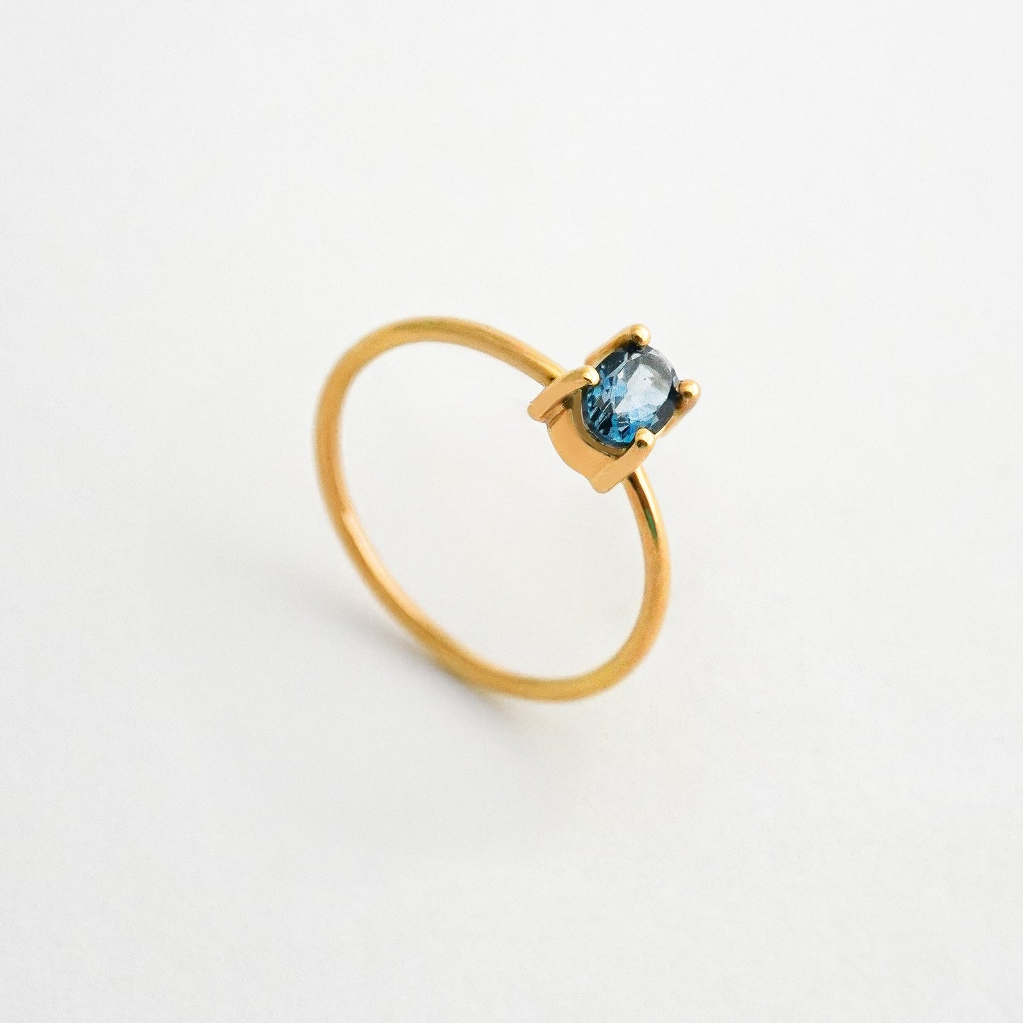 Anillo Topacio London Blue en Oro 18K