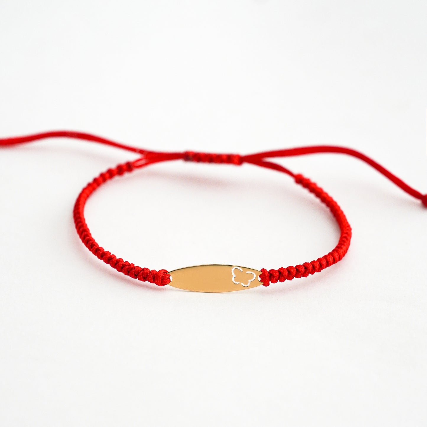 Pulsera tejida hilo con placa oval oro 18k