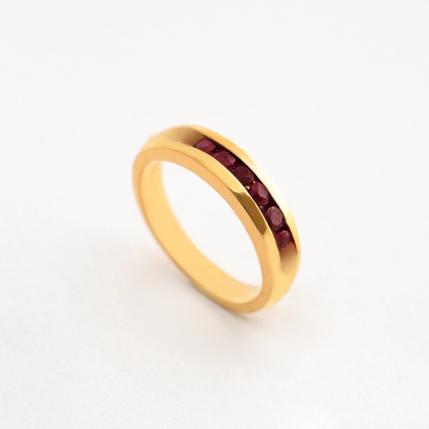 Anillo Banda Riviere Rubi en Oro 18K