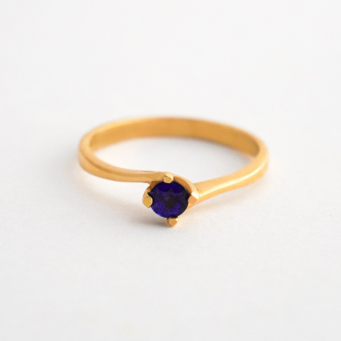 Anillo Lars con Zafiro en Oro 18K