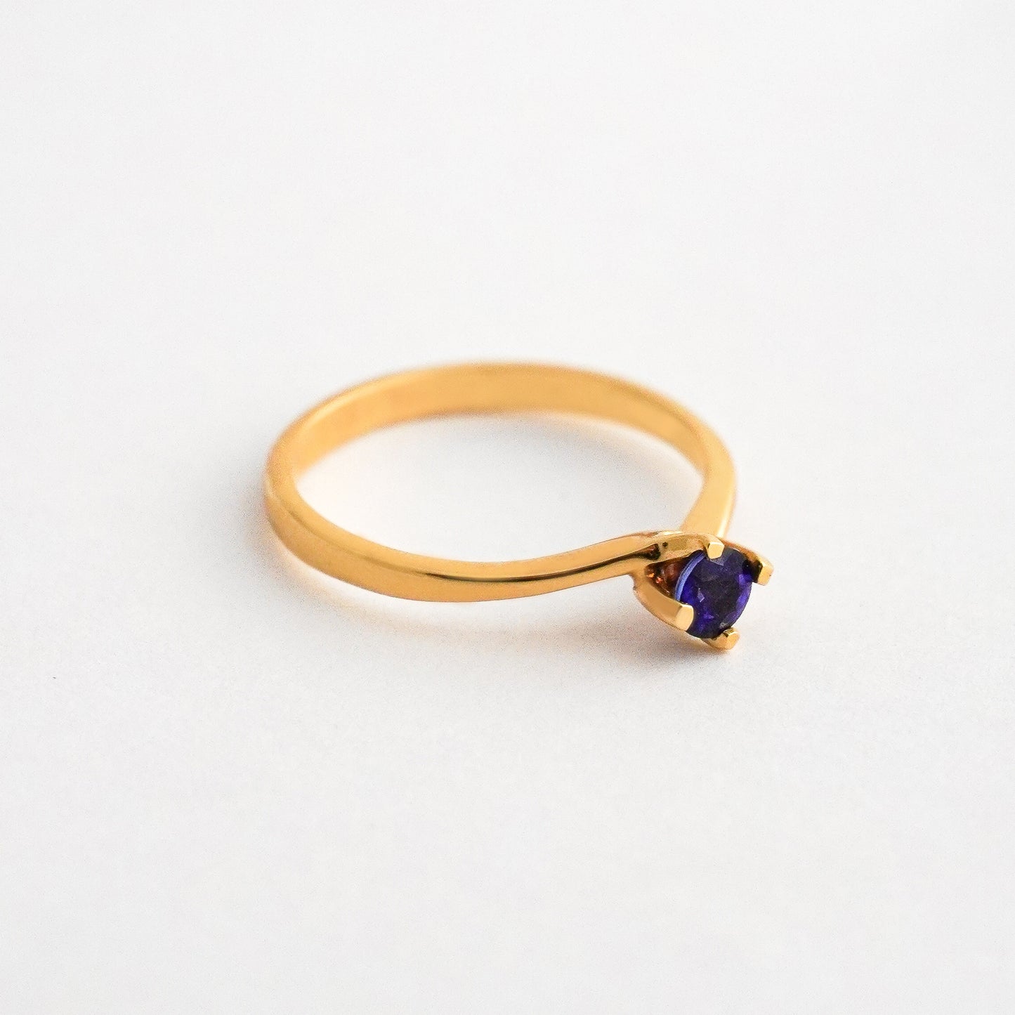 Anillo Lars con Zafiro en Oro 18K
