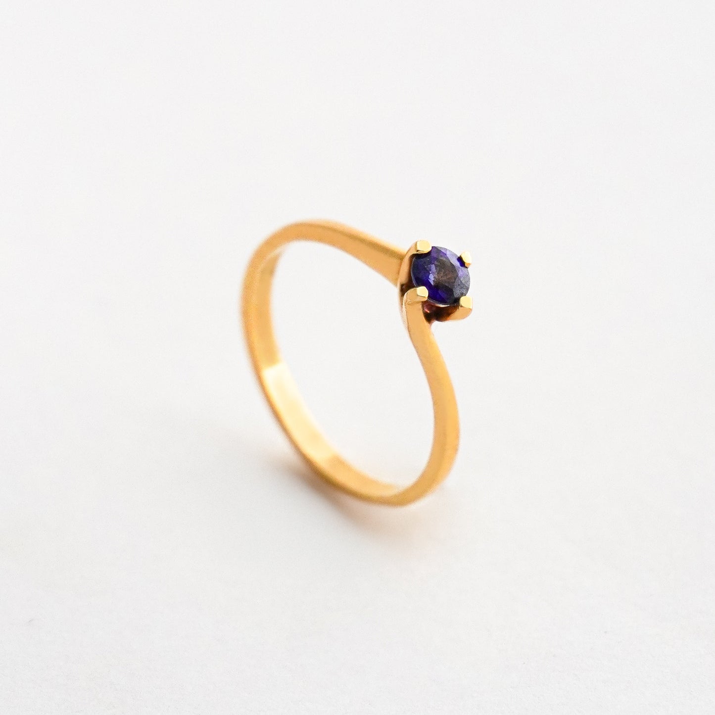 Anillo Lars con Zafiro en Oro 18K