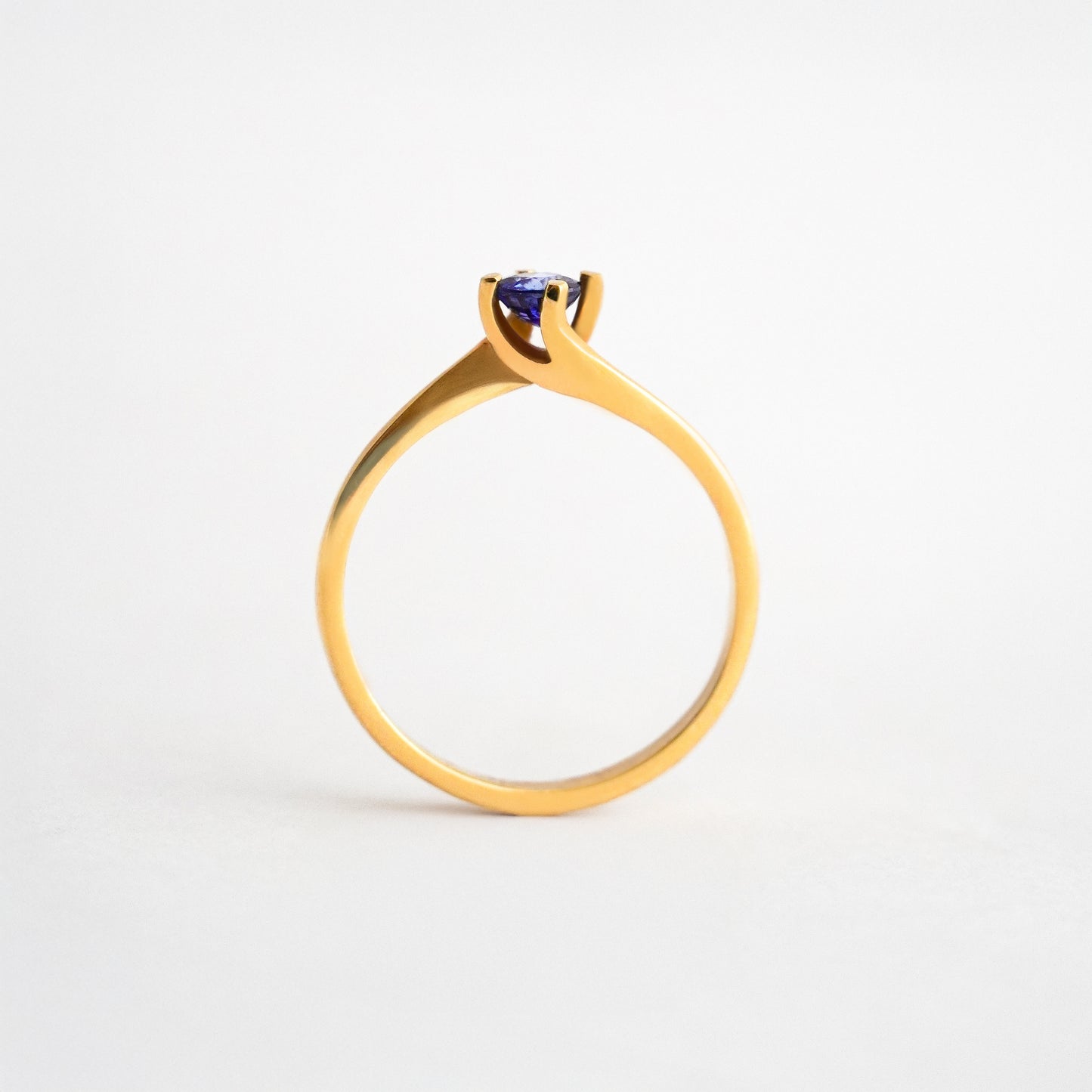Anillo Lars con Zafiro en Oro 18K
