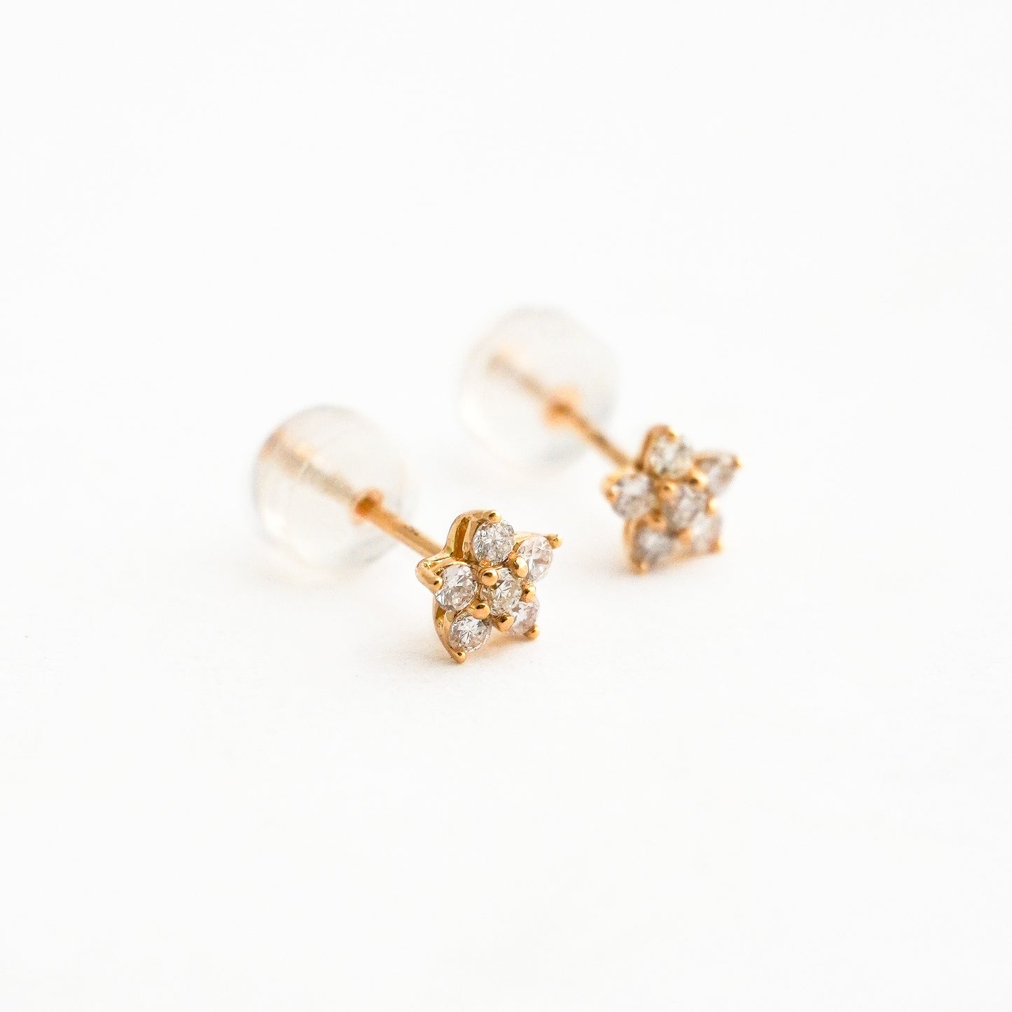 Aretes Mini Bloom con Diamantes Naturales en Oro 18K
