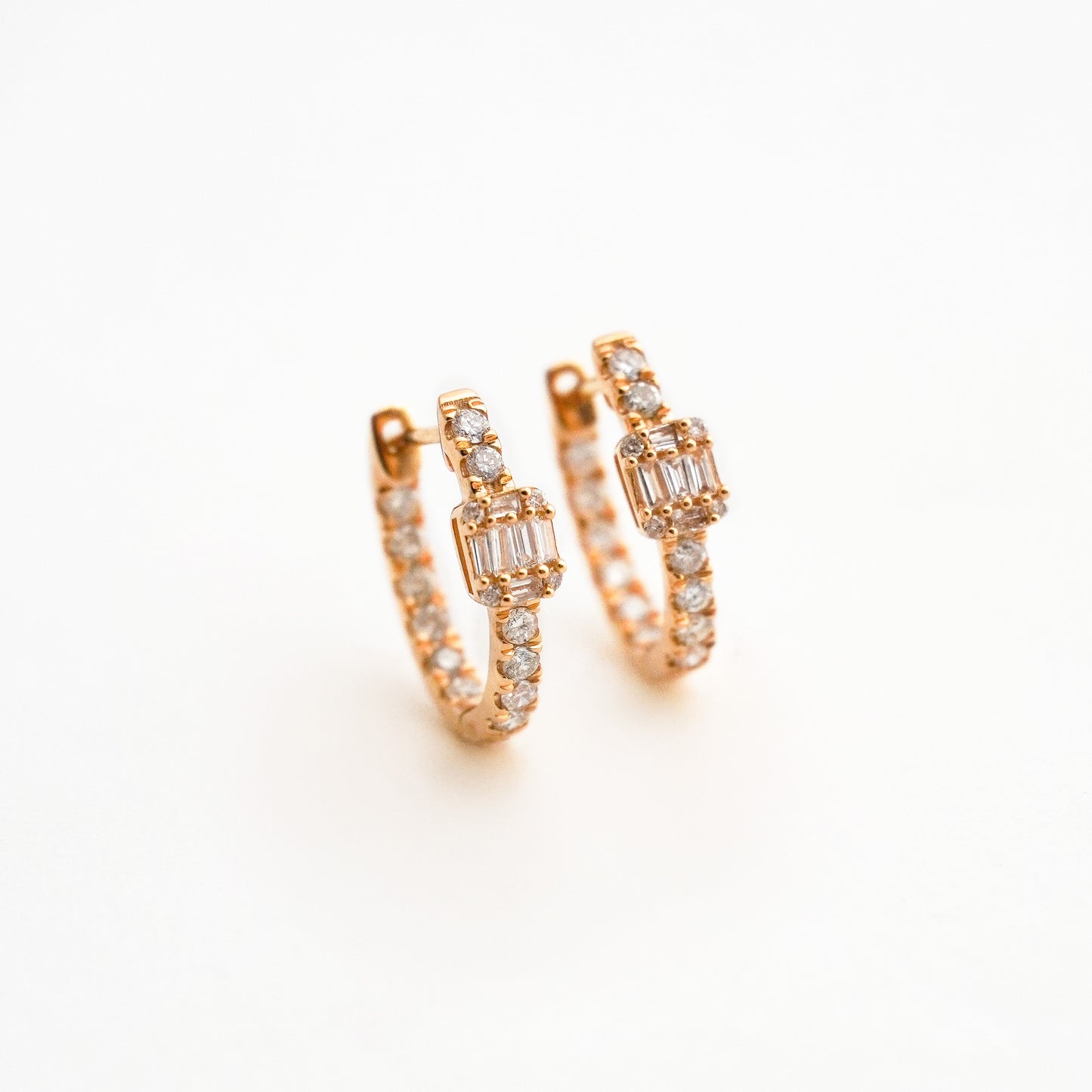 Argollas Huggie Cruz Pavé con Diamantes Naturales en Oro 18K