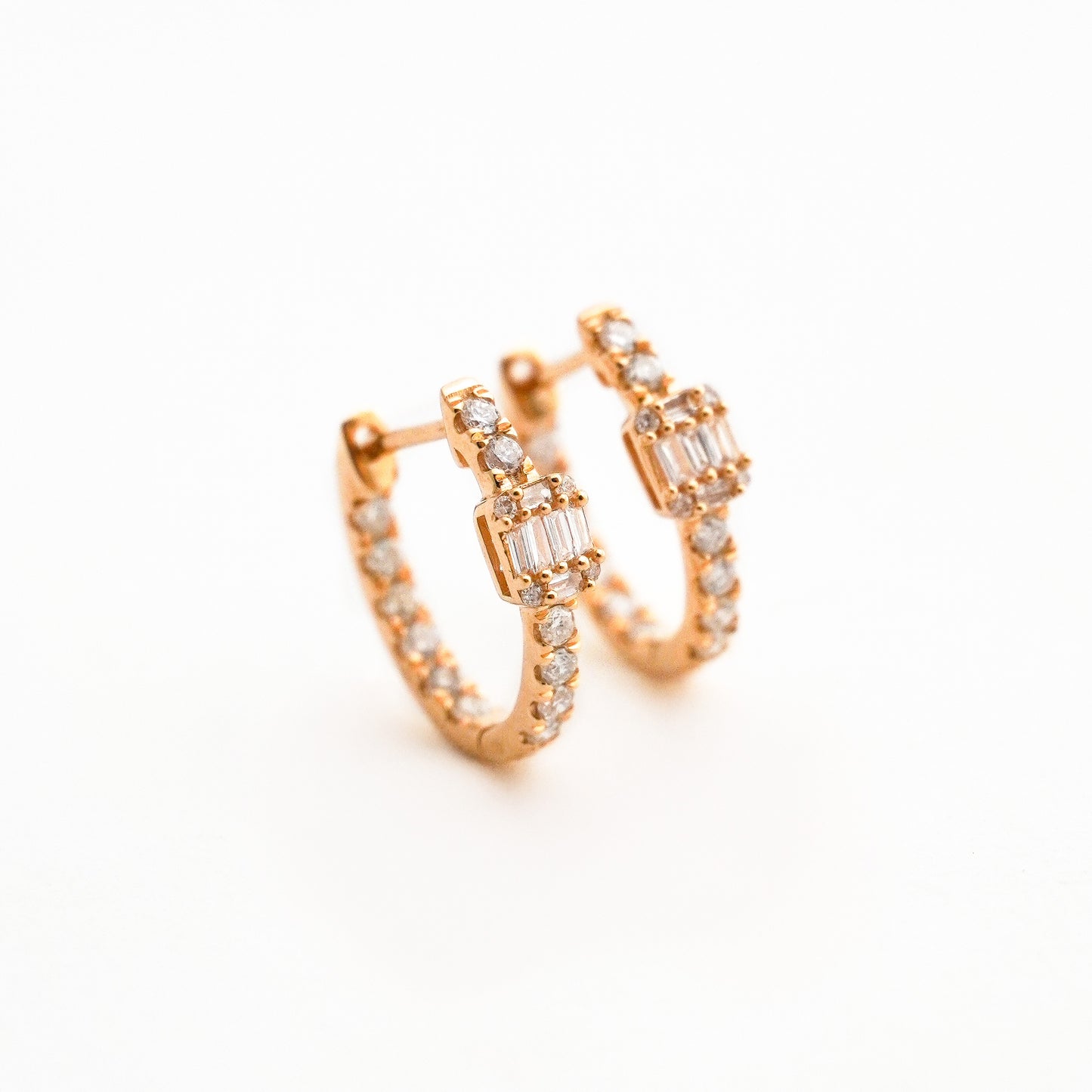Argollas Huggie Cruz Pavé con Diamantes Naturales en Oro 18K