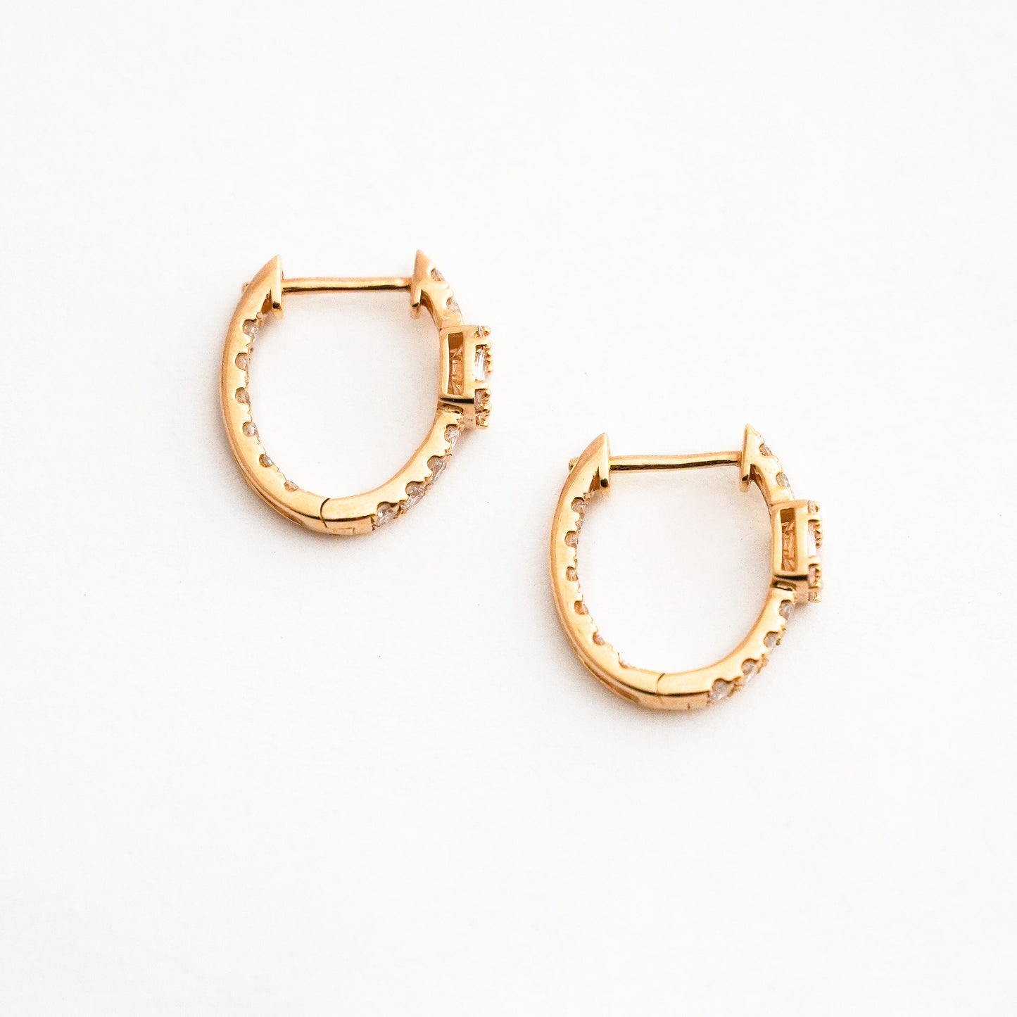 Argollas Huggie Cruz Pavé con Diamantes Naturales en Oro 18K