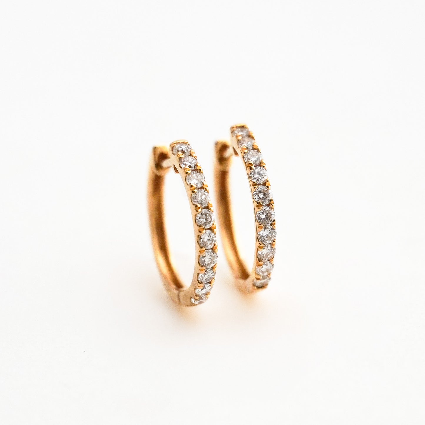 Argollas Huggie Pavé con Diamantes Naturales en Oro 18K