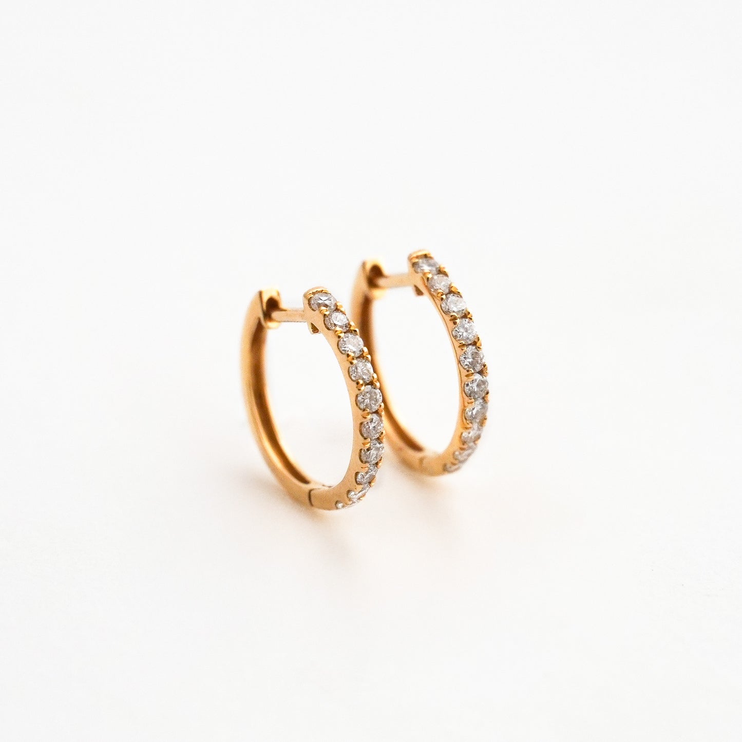 Argollas Huggie Pavé con Diamantes Naturales en Oro 18K