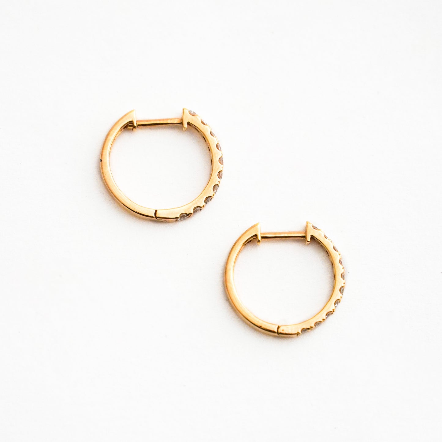 Argollas Huggie Pavé con Diamantes Naturales en Oro 18K