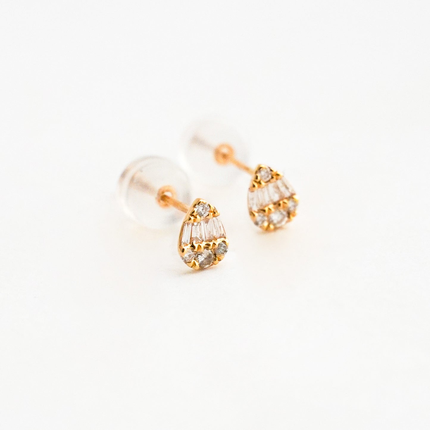 Aretes Pera Illusion Mini con Diamantes Naturales en Oro 18K