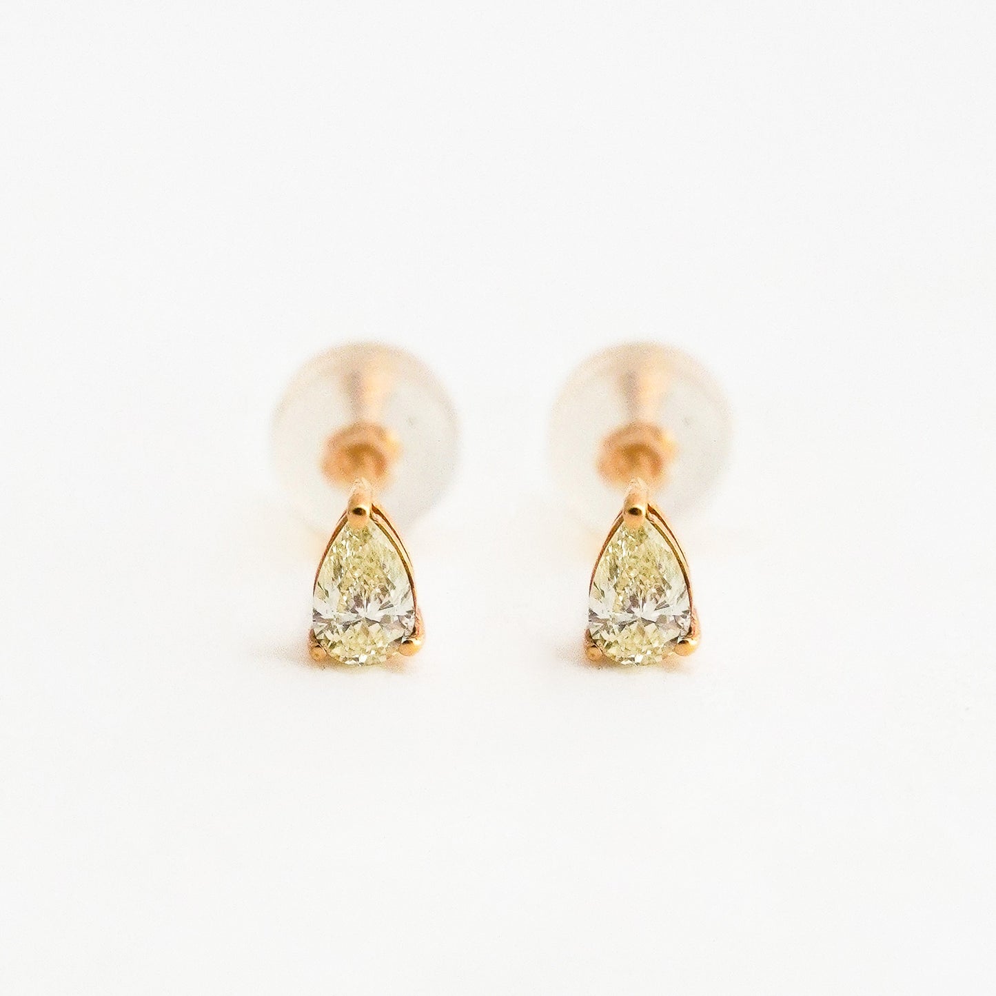 Aretes Solitario Pera con Diamantes Naturales en Oro 18K