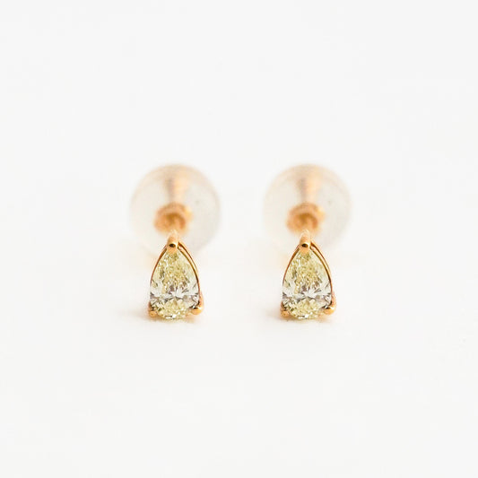Aretes Solitario Pera con Diamantes Naturales en Oro 18K