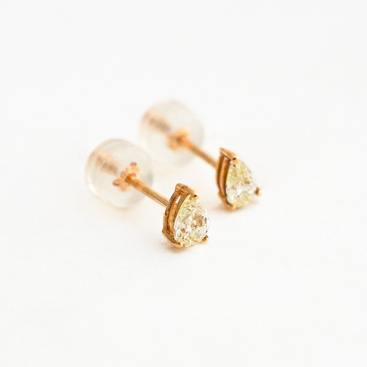 Aretes Solitario Pera con Diamantes Naturales en Oro 18K