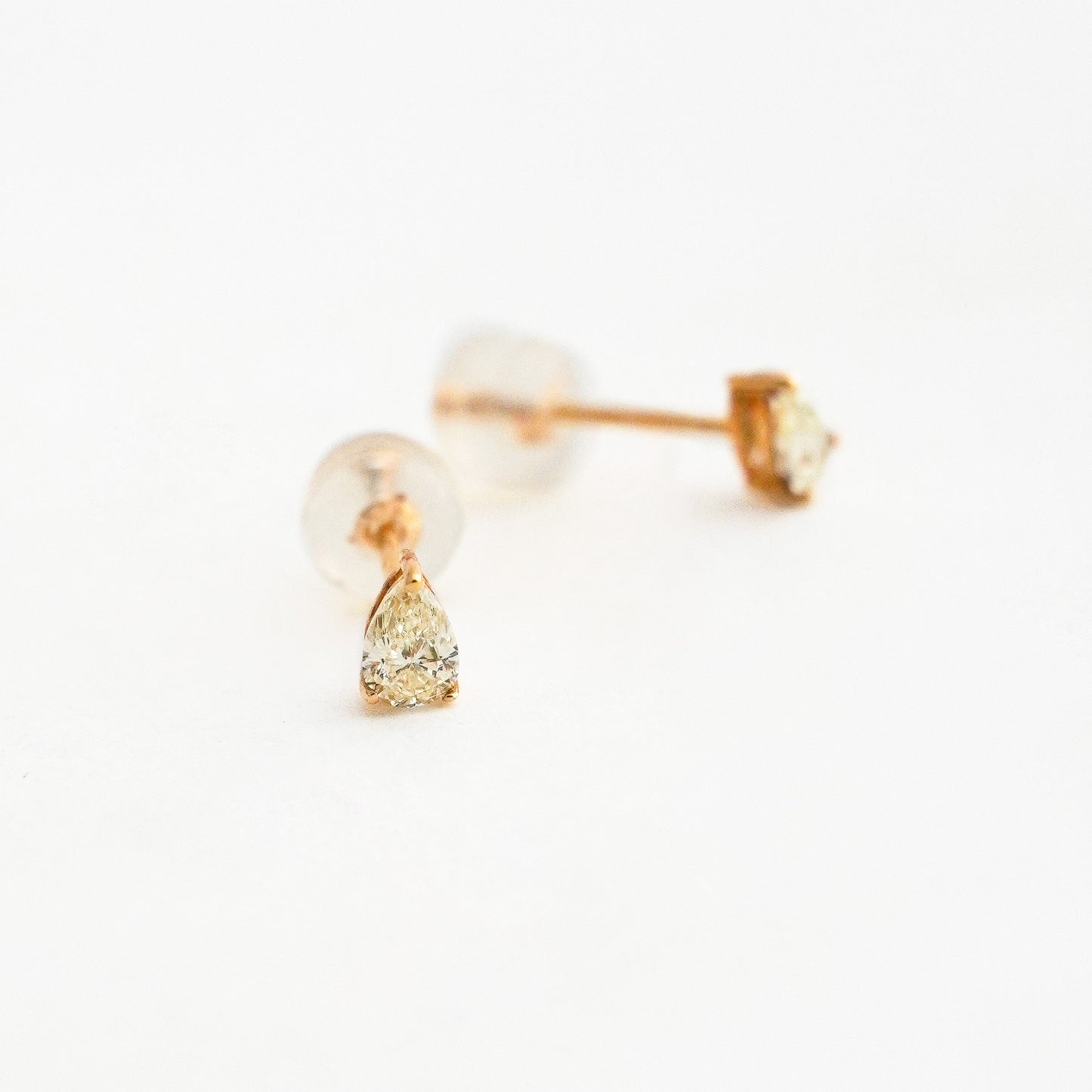 Aretes Solitario Pera con Diamantes Naturales en Oro 18K