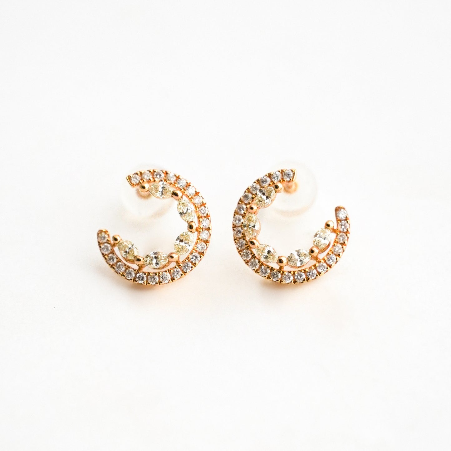 Aretes Oval Infinity con Diamantes Naturales en Oro 18K