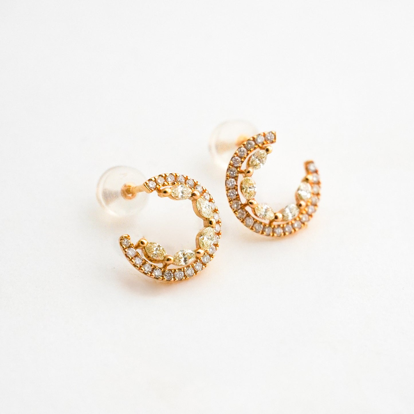 Aretes Oval Infinity con Diamantes Naturales en Oro 18K