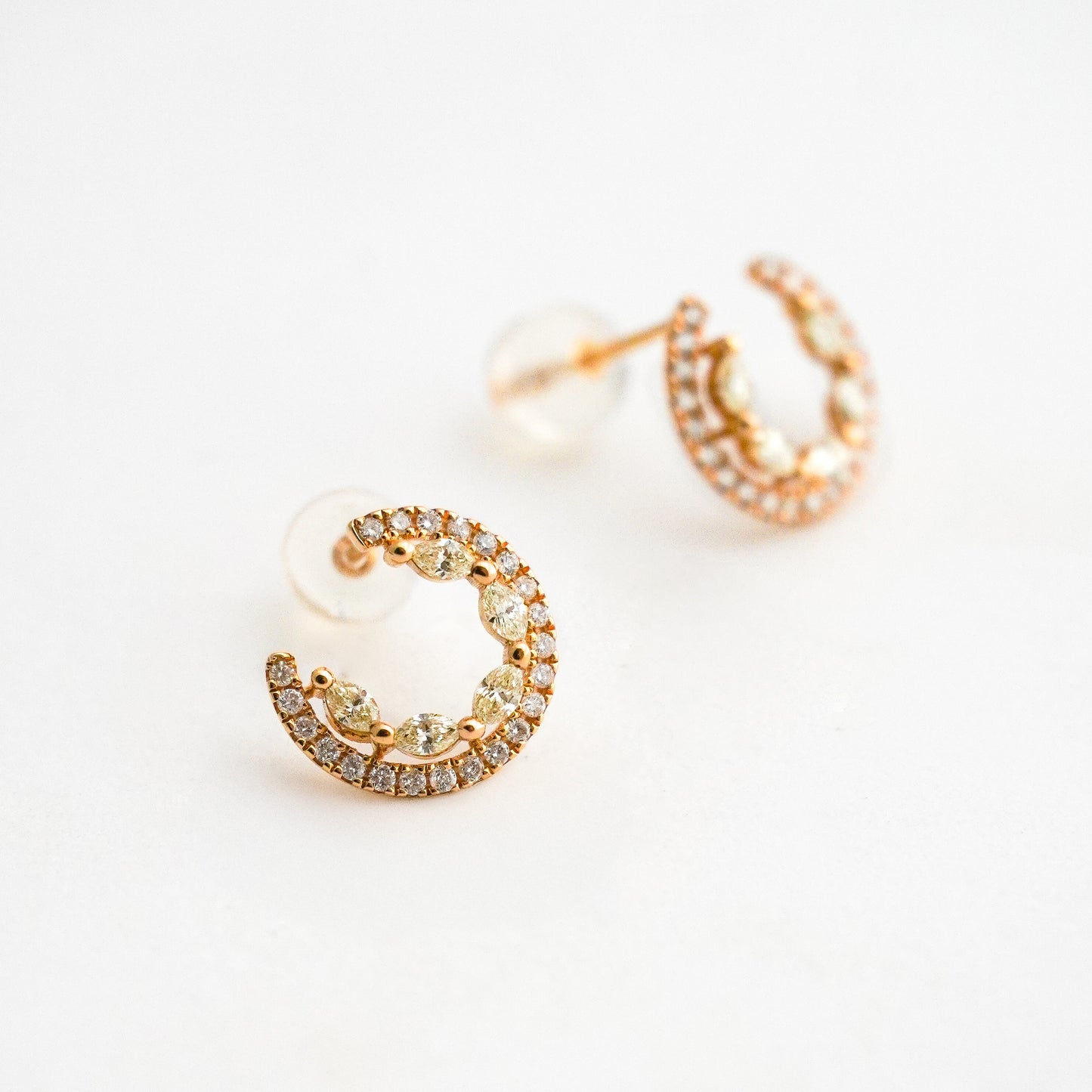 Aretes Oval Infinity con Diamantes Naturales en Oro 18K