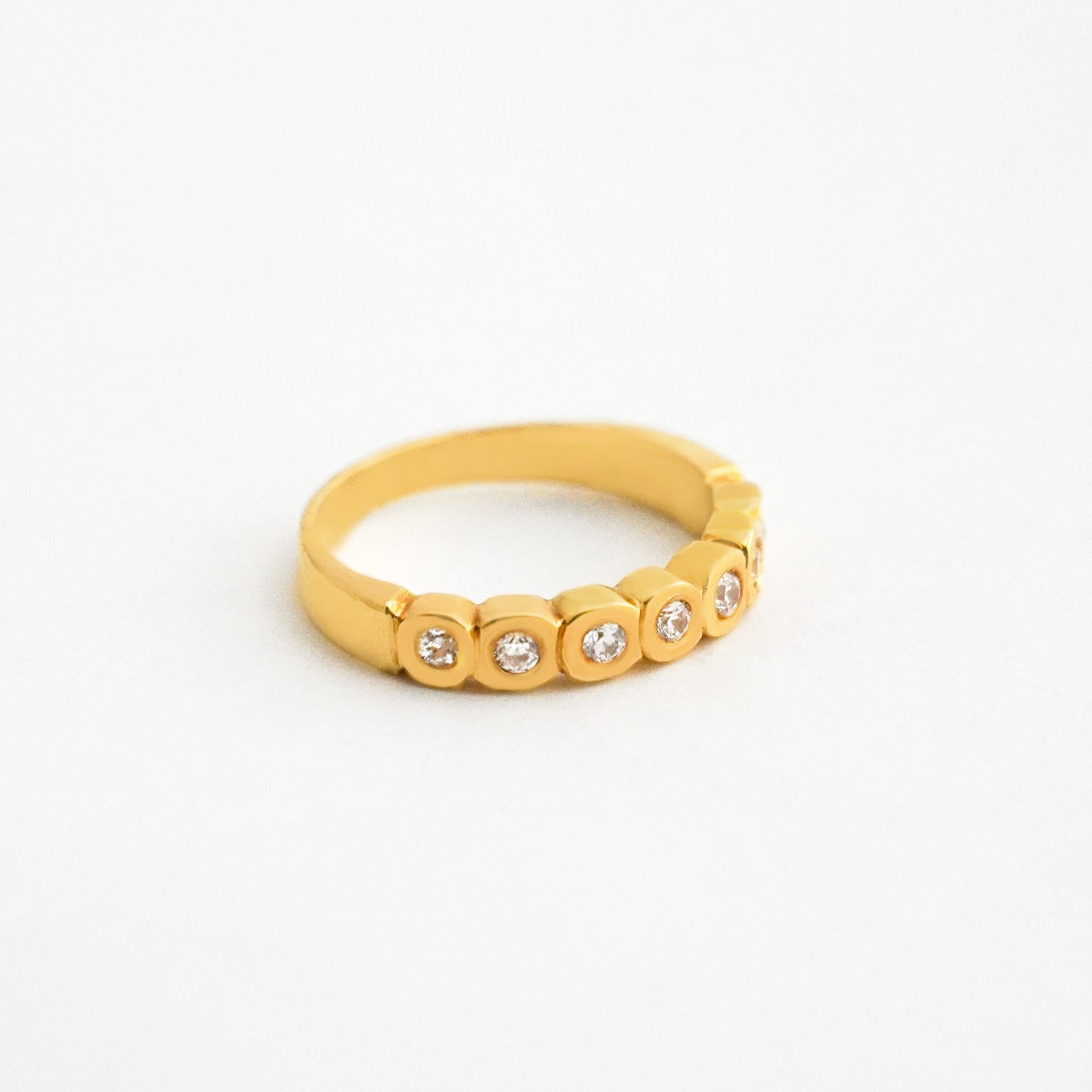 Anillo Medio Riviere Redondo en Oro 18K