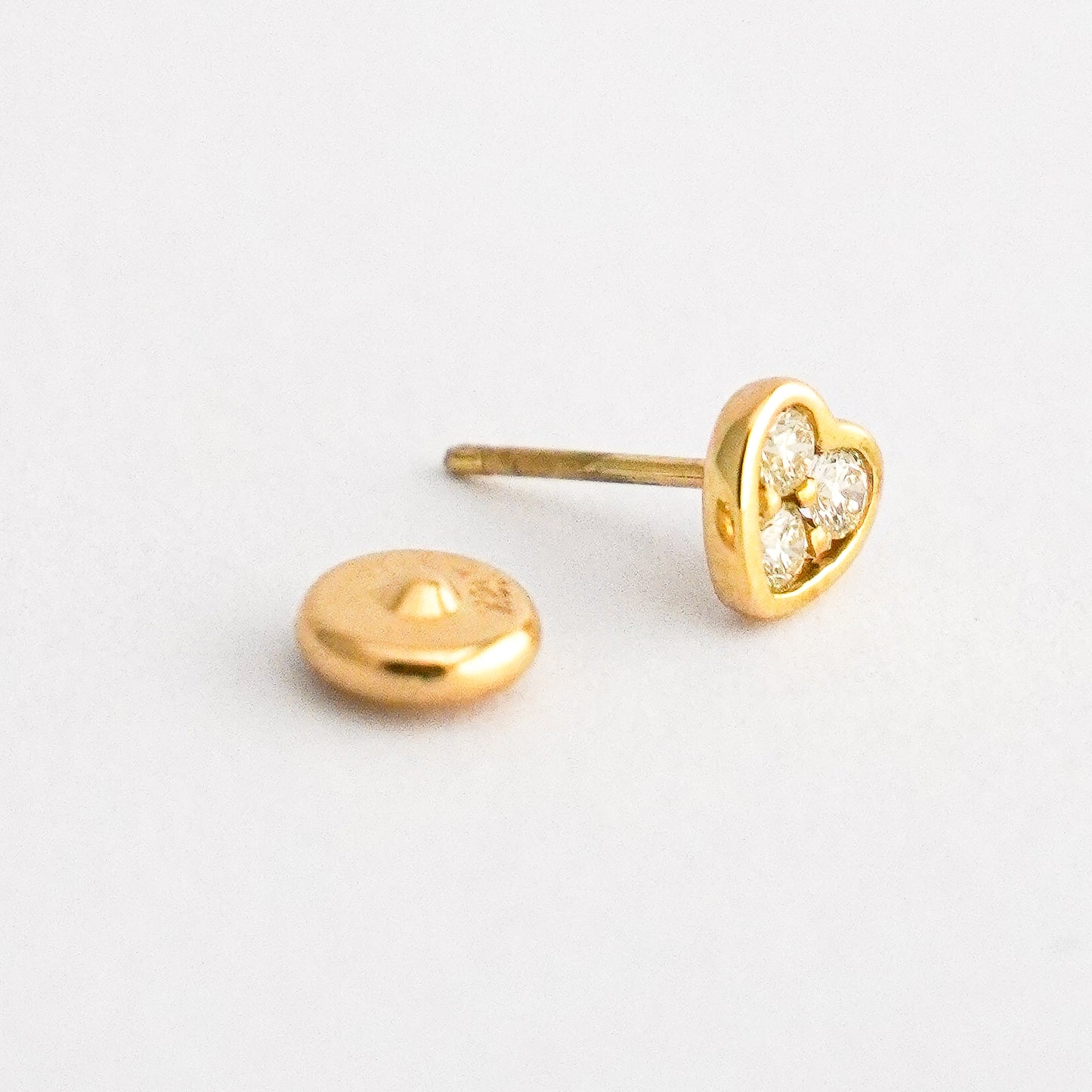 1/2 par arete stud corazón con diamantes en oro 18k