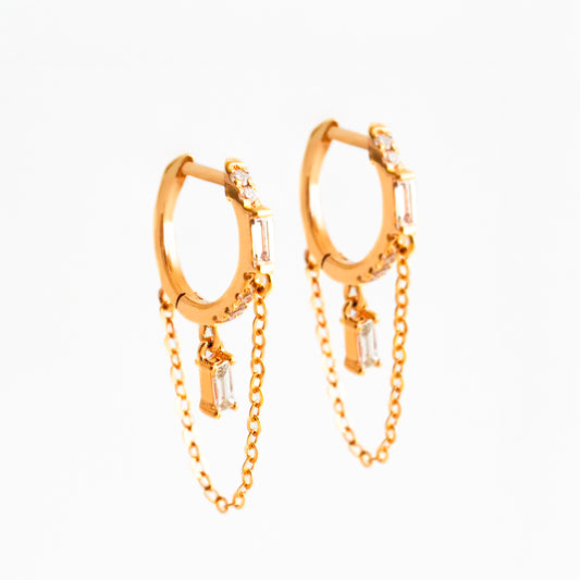 Argollas Cascade Baguette Colgantes con Cadena y Diamantes Naturales en Oro 18K