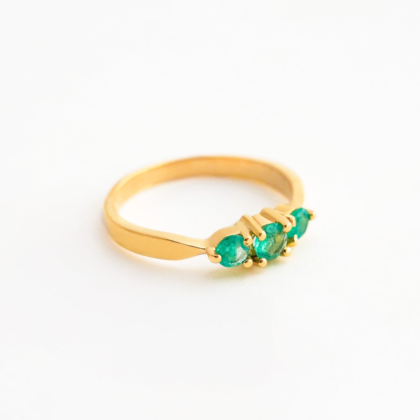 Anillo trilogia de esmeraldas en Oro18k