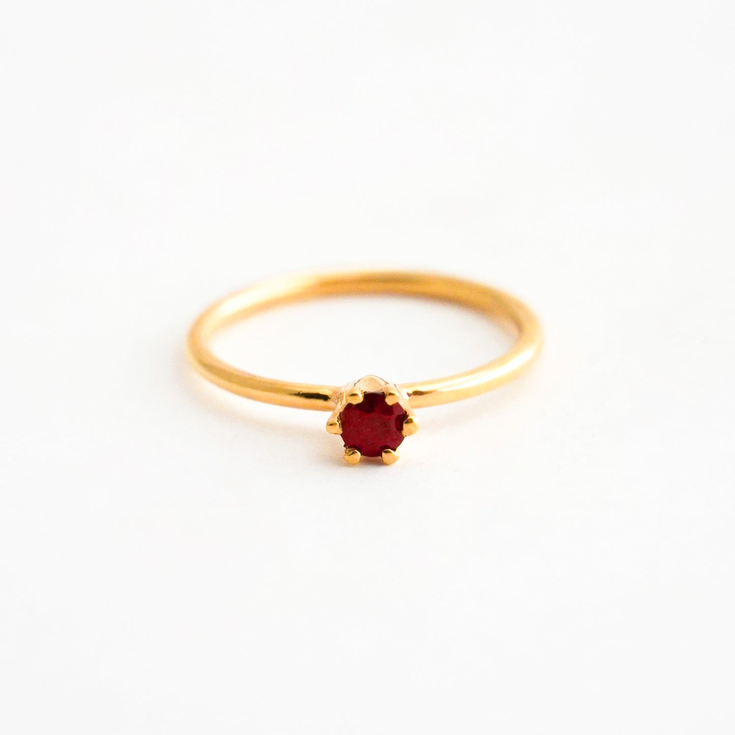 Anillo Seksar con rubí natural en oro 18k