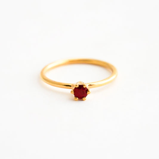 Anillo Seksar con rubí natural en oro 18k
