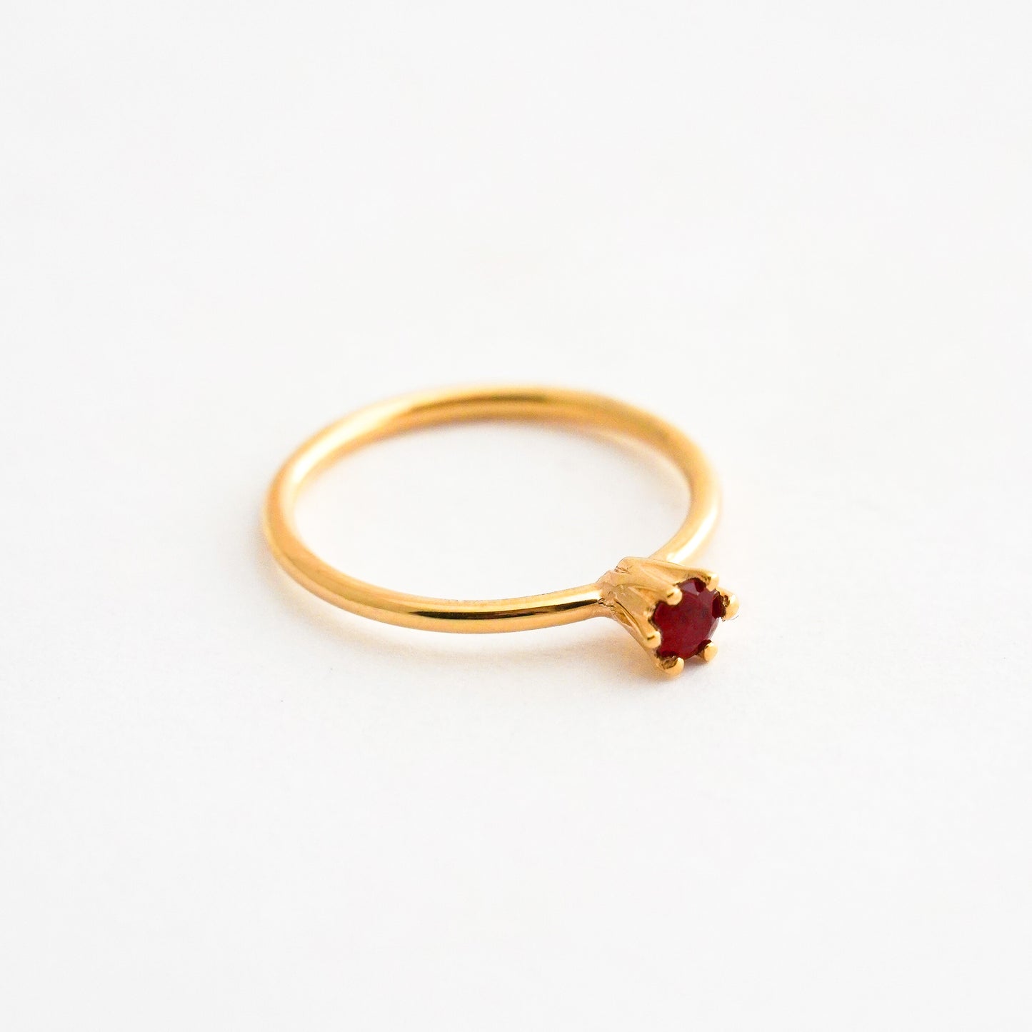 Anillo Seksar con rubí natural en oro 18k