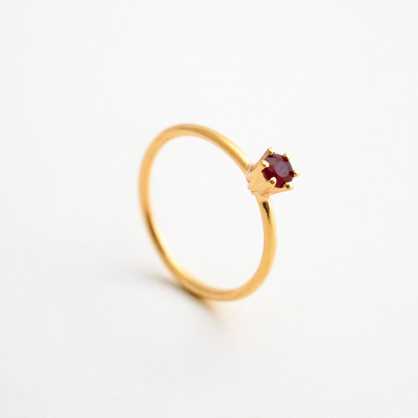 Anillo Seksar con rubí natural en oro 18k