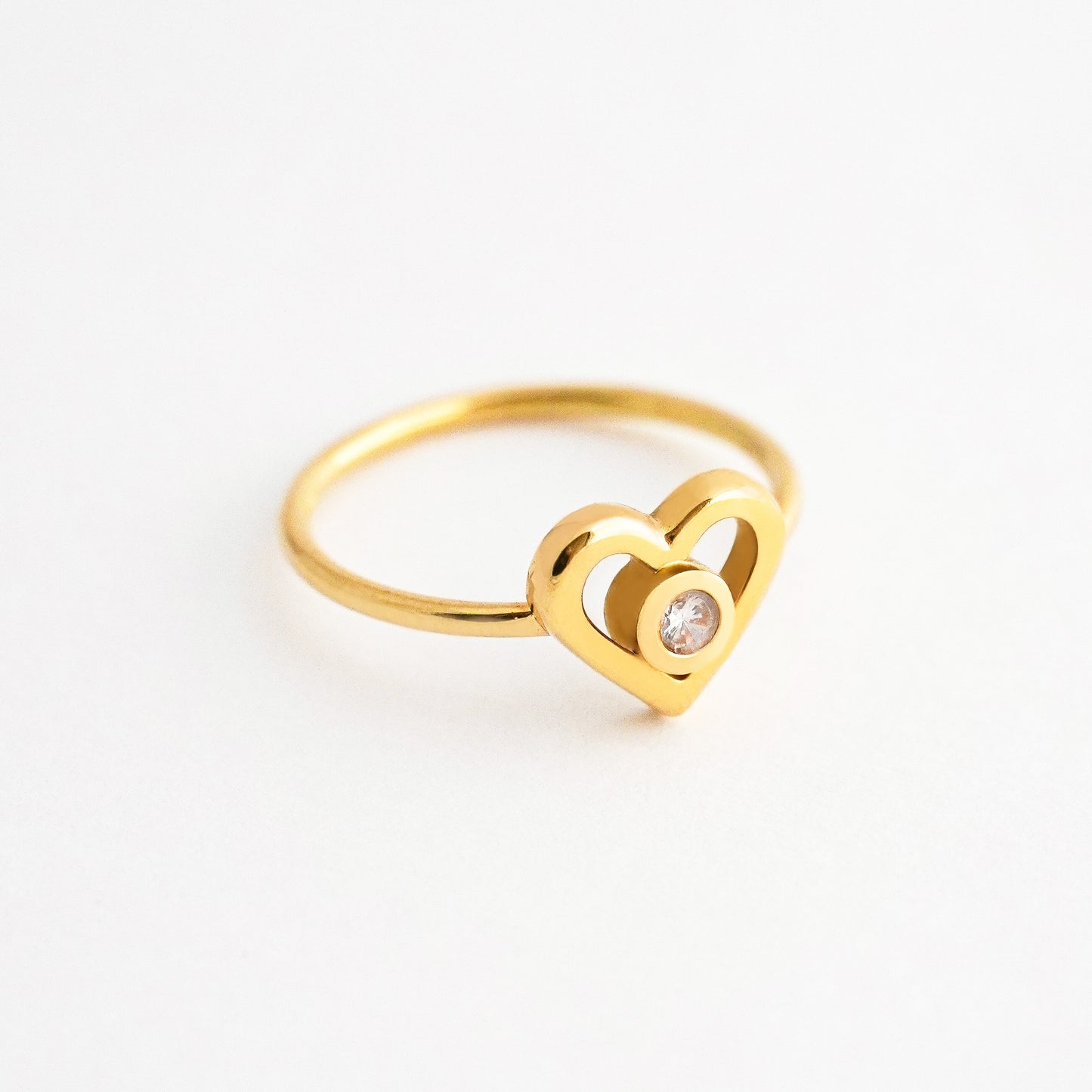Anillo corazón calado con punto de luz oro 18k