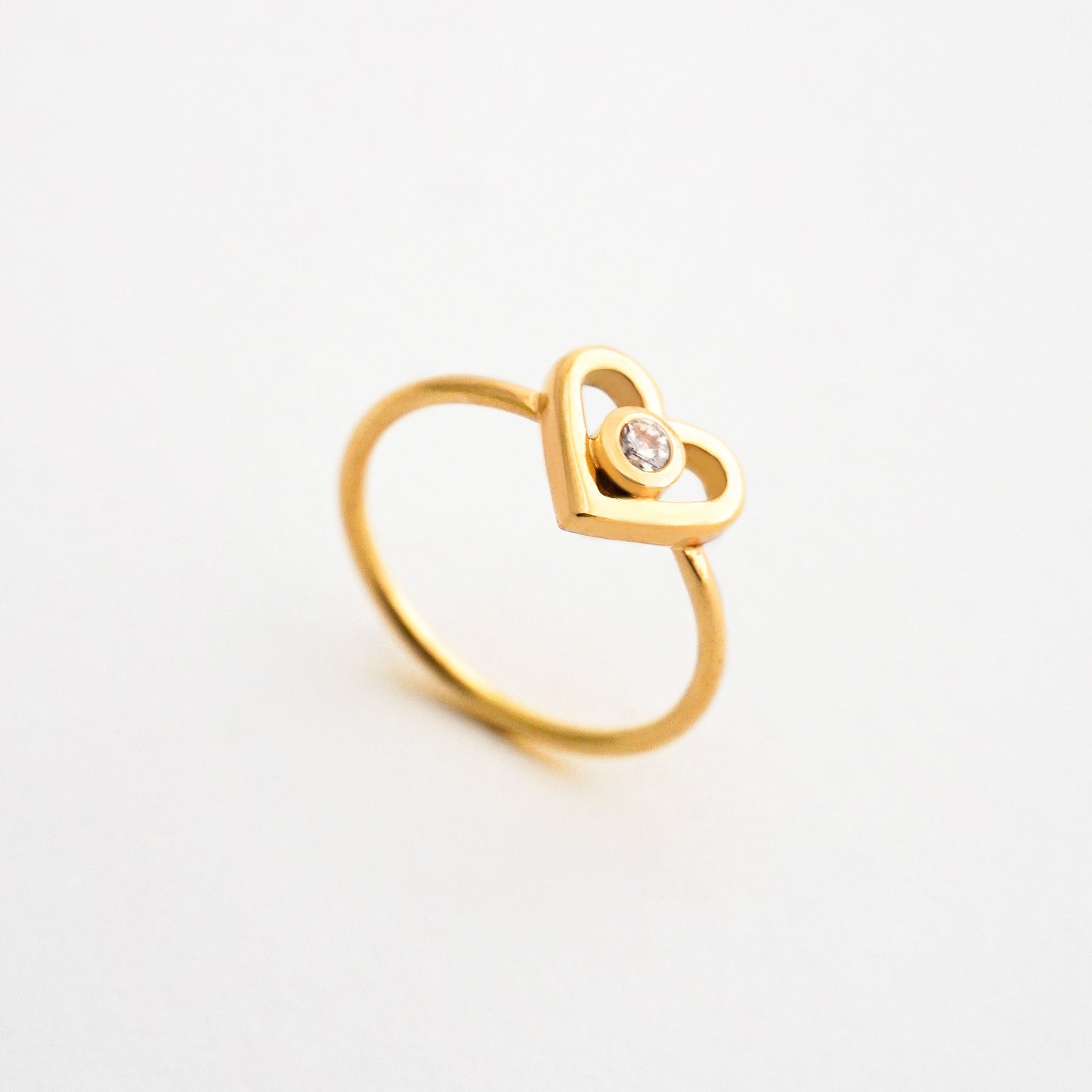 Anillo corazón calado con punto de luz oro 18k