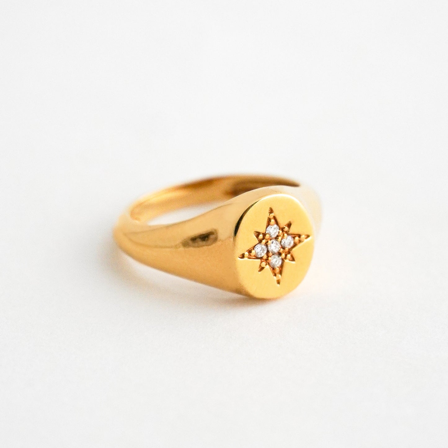 Anillo Chevalier Star con Diamantes en Oro 18K