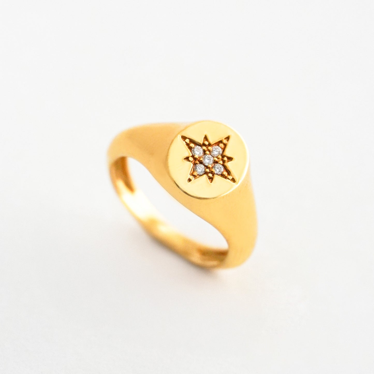 Anillo Chevalier Star con Diamantes en Oro 18K