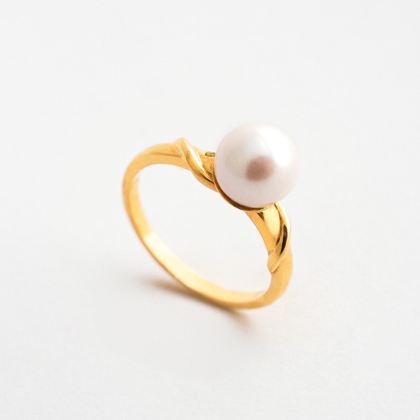 Anillo Megin con Perla Cultivada en Oro 18K