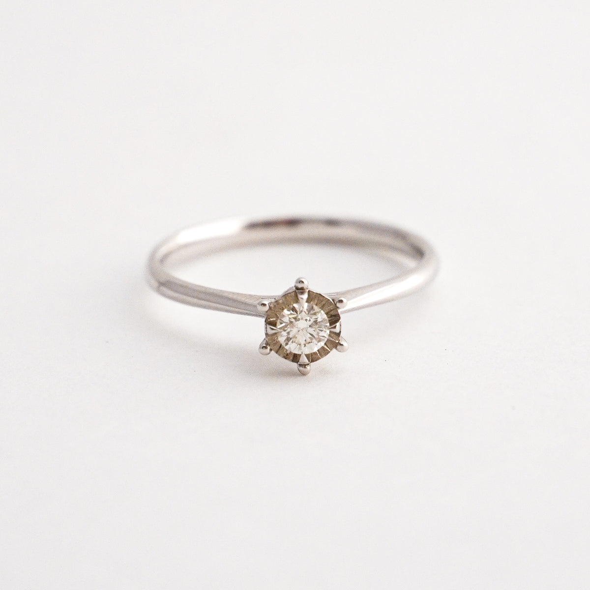 Anillo de compromiso 6 uñas con diamante 0.142 cts oro blanco 18k
