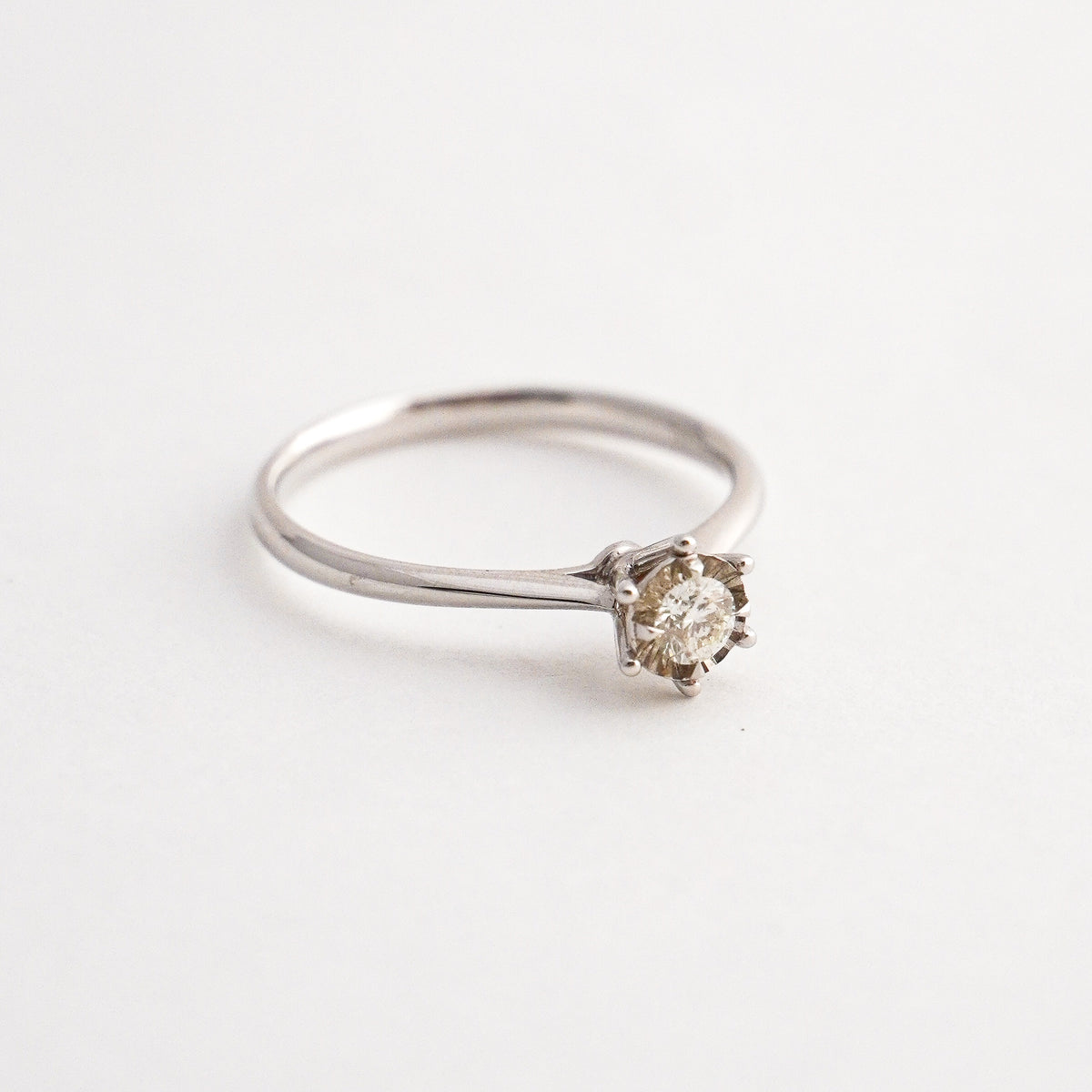 Anillo de compromiso 6 uñas con diamante 0.142 cts oro blanco 18k