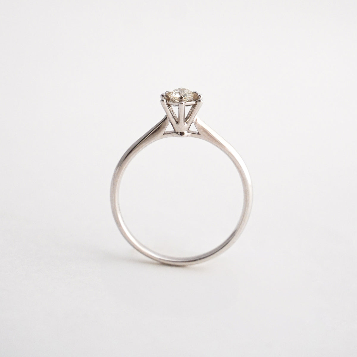 Anillo de compromiso 6 uñas con diamante 0.142 cts oro blanco 18k