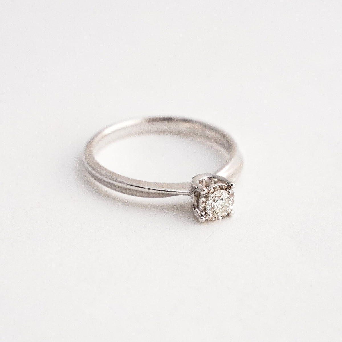 Anillo de compromiso 4 uñas con diamante 0.178 cts oro blanco 18k